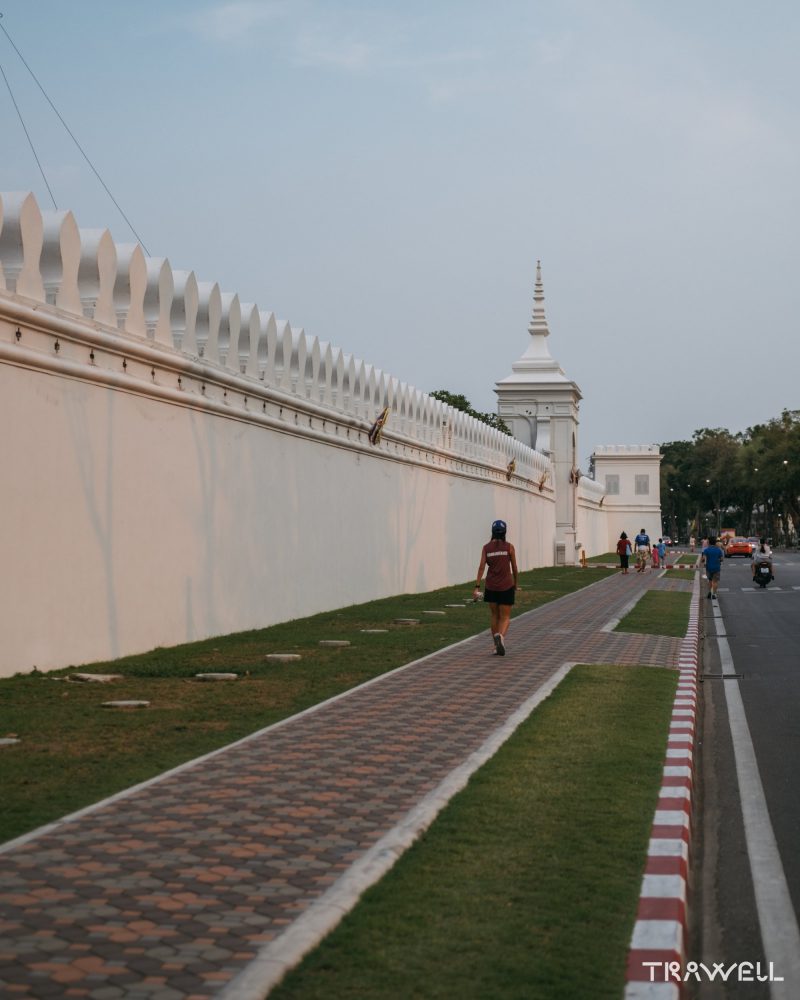คนเดินบนฟุตบาตริมกำแพงวัดพระแก้ว
